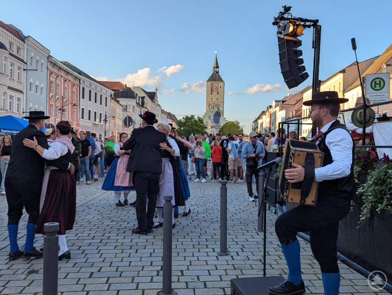 Menschen in bayerischer Tracht tanzen zu Volksmusik