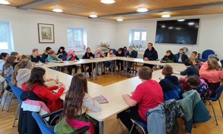 Viertkl&auml;ssler besuchen das Rathaus Spiegelau
