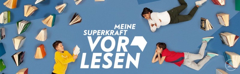 Banner mit dem Schriftzug Meine Superkraft Vorlesen, Kinder liegen zwischen schwebenden Büchern