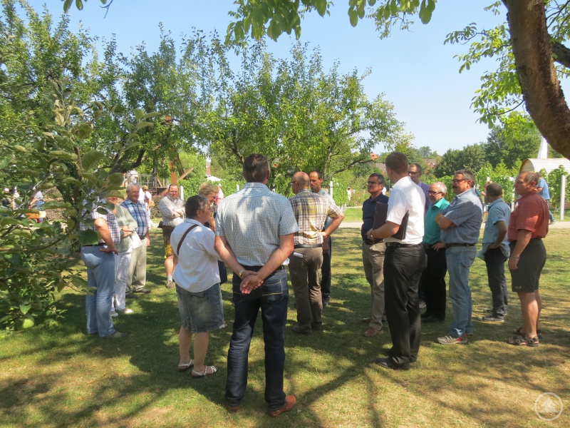 Die Freyunger Delegation wurde bei der Führung durch „Natur in Alzenau 2015“ von Frau Dagmar Schuck mit zahlreichen wertvollen Informationen versorgt.