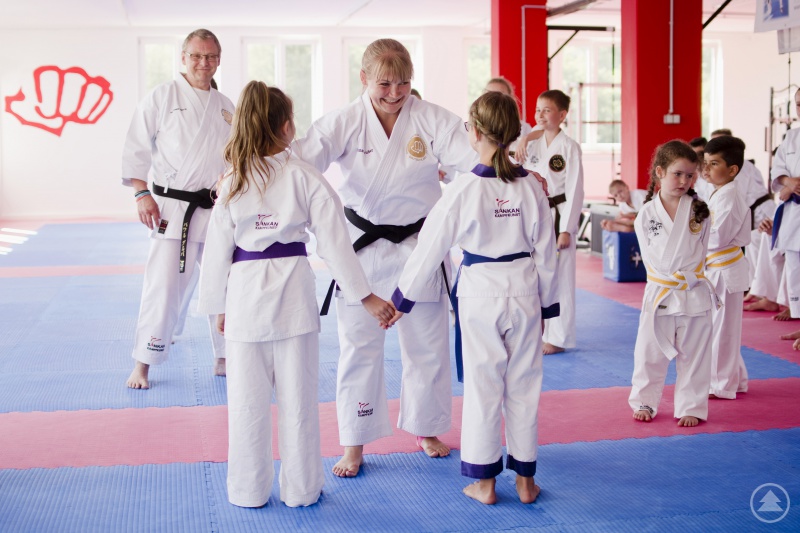 Erläutern von Sicherheitstipps in der Schülergruppe des Karate Clubs
