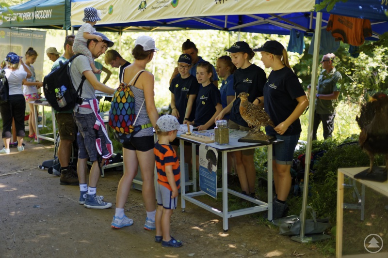 Polnische Wanderer konnten sich jüngst von Junior Rangern aus dem Nationalpark Bayerischer Wald über Naturschutzthemen informieren lassen.
