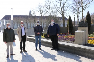 Bronzeskulptur mit Silhouette der Stadt Passau im Klostergarten aufgestellt