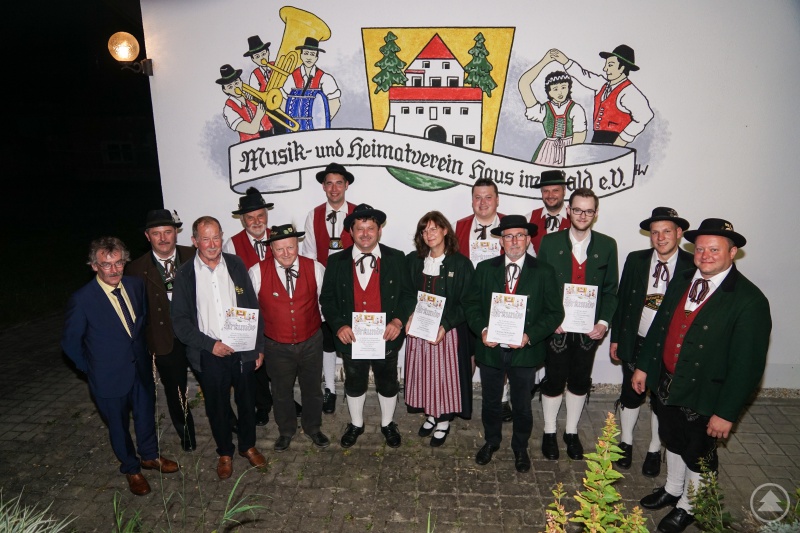 v.l. Grafenaus 3. Bürgermeister Wolfgang Kunz, der 1. Gauvorstand des Dreiflüsse-Trachtengau Passau, die Fahnenmutter Christine Schrank (Mitte), der 2. Vorstand Tobias Bauer (2.v.r.), der 1. Vorstand Stefan Behringer (1.v.r.) mit einer Abordnung der geehrten aktiven und passiven Mitglieder des Musik- und Heimatverein Haus i. Wald (Grafenau/Ndb.).