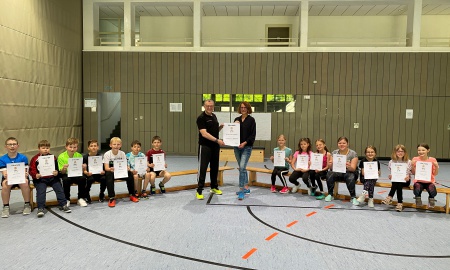 Viertklässler der Grundschule Spiegelau üben sich in Selbstverteidigung