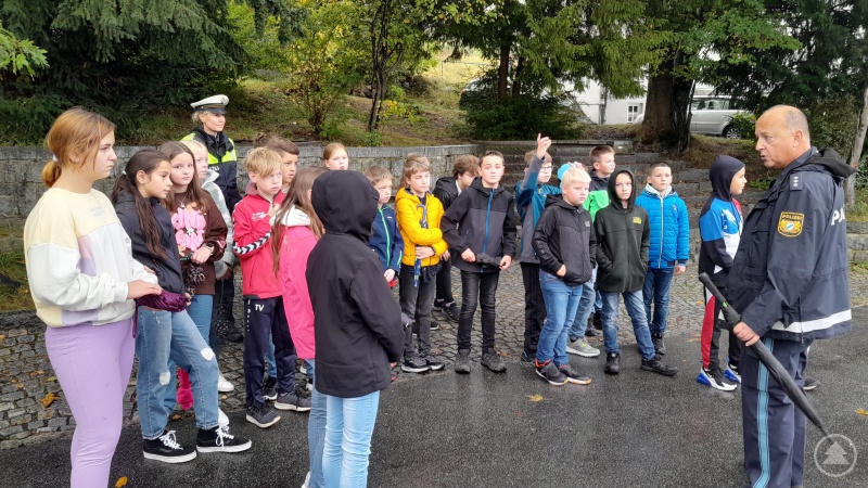 Die Polizeibeamten Bettina Einberger und Alexander König klären die Fünftklässler über die Gefahren des Schulweges auf.
