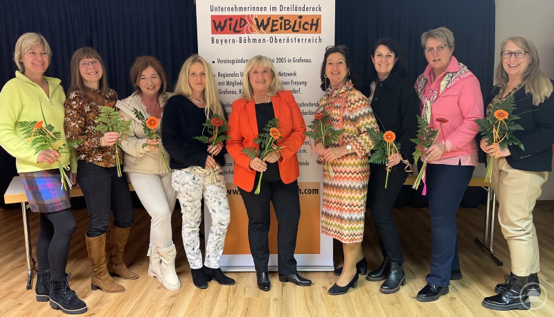 Die Vereinsvorsitzende Roswitha Prasser (Mitte) freut sich über die Unterstützung der beratenden Mitglieder Dr. Ursula Diepolder (v. l.), Luise Haydn, Lioba Siemers, Dr. med. Gabriele Kraus-Primbs, Rosemarie Weber, Alexandra Horsch, Marion Waldhauser-Hasbach und Dagmar Isabell Schmidbauer.