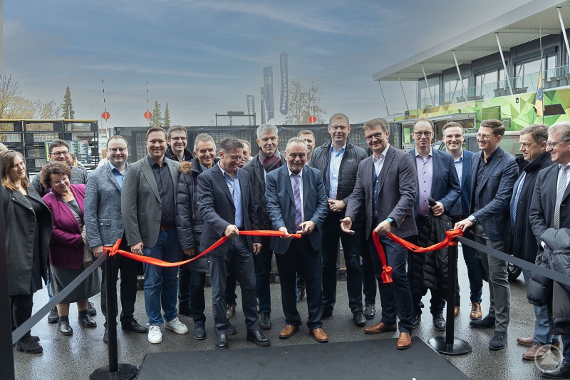 1. Bürgermeister Walter Bauer von Eging am See (vorne Mitte) durchtrennt symbolisch das rote Band zumm offiziellen Start der Messe.