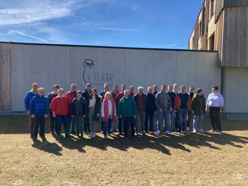 Hotellerie und Gastronomie als wichtiger Wirtschaftsbereich in der Region: Hier informierten die Verantwortlichen vom Naturhotel Euler die Lehrkräfte. Robert Eberle als Leiter der Berufsfachschule für Hotel- und Tourismusmanagement (HOT) zeigte darüber hinaus die beruflichen Chancen, die die Schule bietet, auf.