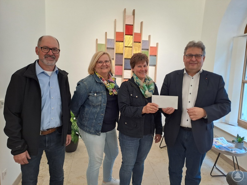 Der Pfarrgemeinderat Mariakirchen überreicht Diakon Konrad Niederländer (re.) 715 Euro für den Bischof-Eder-Fonds. V.li. Fritz Sturm, Sieglinde Salzberger, die Vorsitzende Kordula Schernhammer.