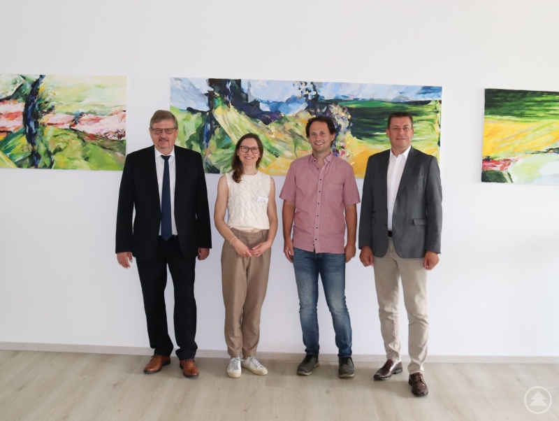 vo.li.: Amtsleiter Hans-Peter Schmucker, DAK-Referentin Julika Sonntag, Martin Buchner (Leiter des Gesundheitszirkels am ALE Niederbayern) und DAK-Bezirksleiter Christian Preiss bei der Informationsveranstaltung zur geplanten Mitarbeiterbefragung.