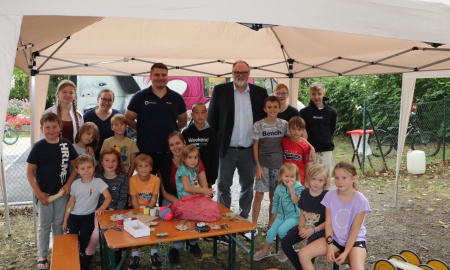 Oberbürgermeister Jürgen Dupper besucht Kinder beim Spielmobil in der Breslauer Straße