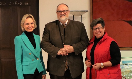 Oberbürgermeister Jürgen Dupper empfängt die  Bezirksrätinnen Cornelia Wasner-Sommer und Hannelore  Langwieser