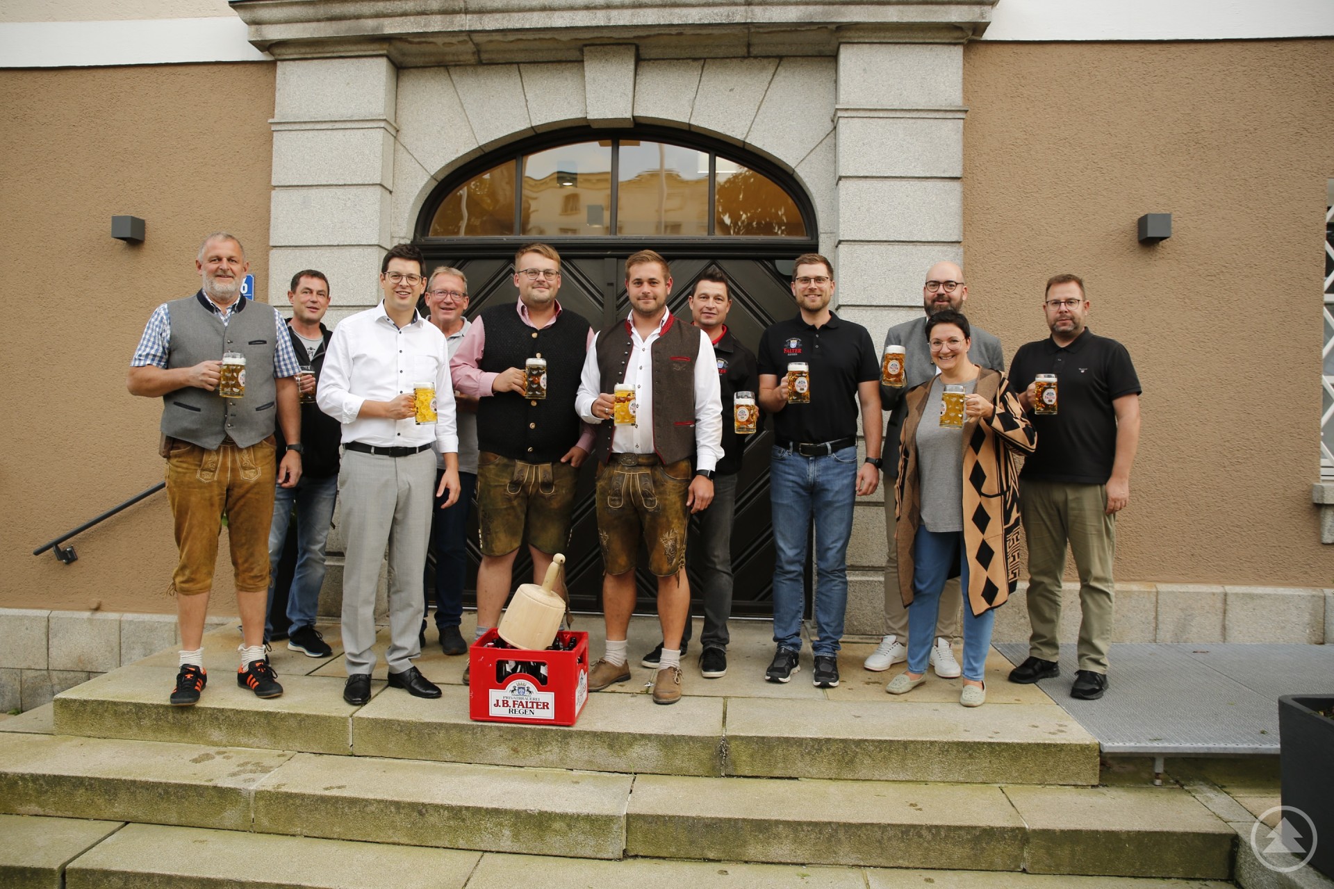 Die neuen Festwirte samt Bierlieferant stehen fest. MGR Hans-Jürgen Perl, MGRin Veronika Egger, MGR Markus Roth, Braumeister Thomas Greil und Vertriebsleiter Thomas Riedl von der Brauerei Falter, die Festwirte Fabian Blaschko und Daniel Stengel, Josef Süß von der Touristinfo Schönberg, Bürgermeister Martin Pichler, MGR Walter Süß und MGR Helmut Aigner stießen auf die Entscheidung an.