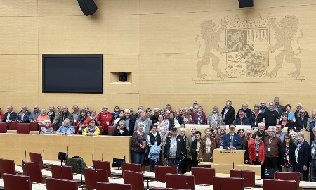 „Unsere Demokratie ist ein wertvolles Gut“ - MdL Ebner zeigte 100 Besuchern aus der Heimat den Landtag und diskutierte mit ihnen im Plenarsaal