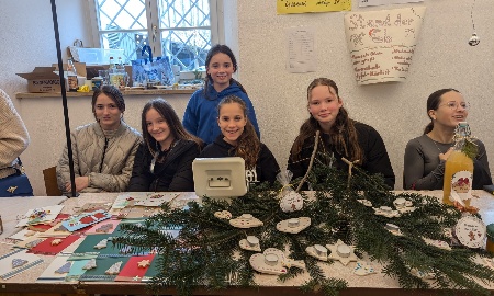 Weihnachtszauber im Gymnasium Metten: Ein Fest für die Gemeinschaft und den guten Zweck