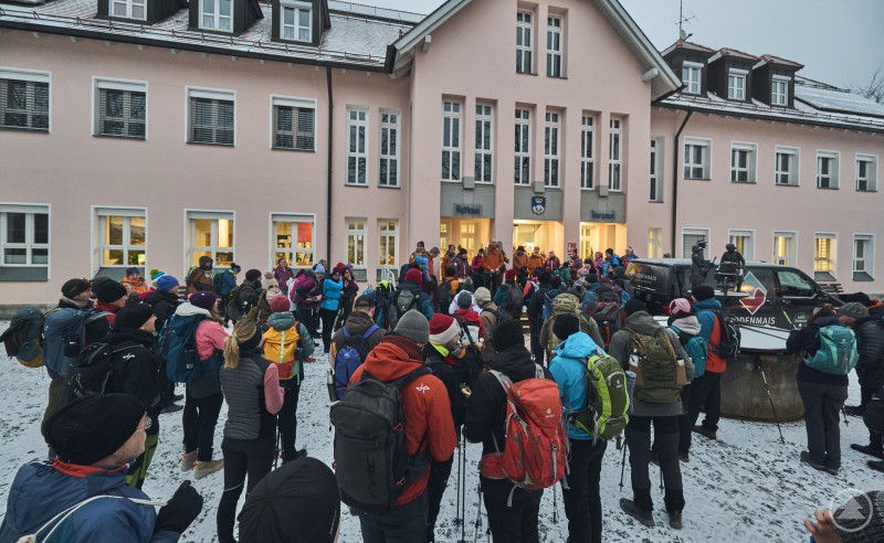 Start an der Tourist-Info in Bodenmais mit Begrüßung durch Tourismuschef Tobias Wolf. Start an der Tourist-Info in Bodenmais mit Begrüßung durch Tourismuschef Tobias Wolf.