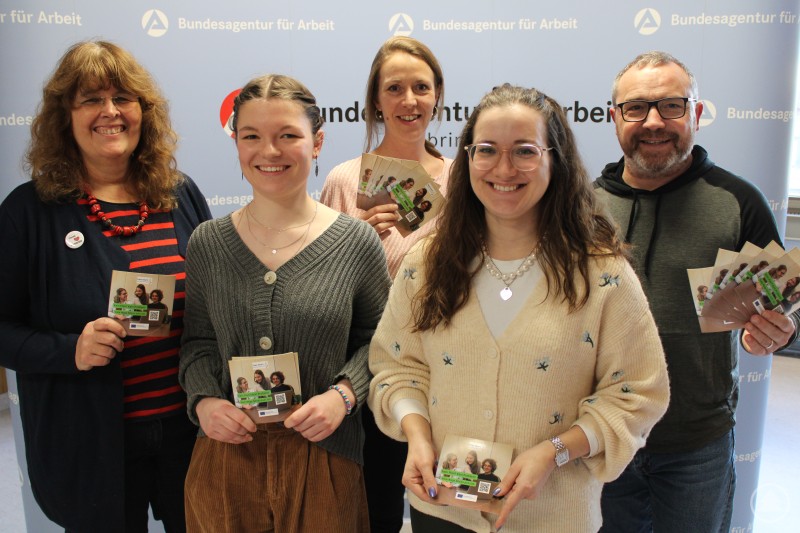 von links: Perdita Wingerter (Verein „Gemeinsam leben und lernen in Europa“ e.V.), Lea Winklbauer (Jugendorganisation „Gemeinsam aktiv“), Daniela Taverne (Agentur für Arbeit Passau), Stefanie Mikla (Handwerkskammer Niederbayern/Oberpfalz), Peter Niedermeier (Stadt Passau) Klipa.JPG