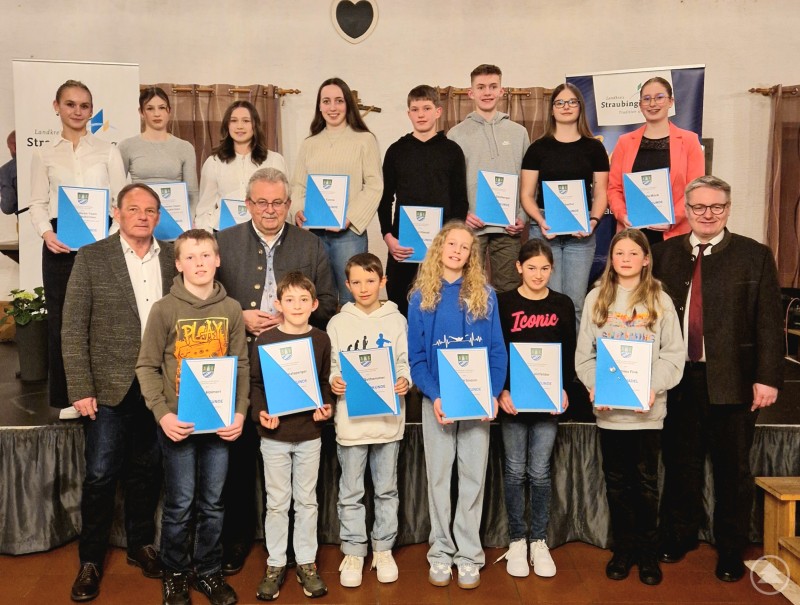 Die niederbayerischen Meister gemeinsam mit den Ehrengästen Die niederbayerischen Meister gemeinsam mit den Ehrengästen.jpg