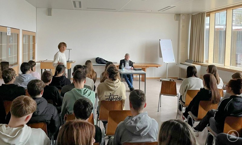 Die Grafenauer Realschüler waren betroffen von den Schilderungen Bernd Dämmrichs über sein Leben in der DDR-Diktatur RS GRA - DDR-Zeitzeuge_Bild.jpg