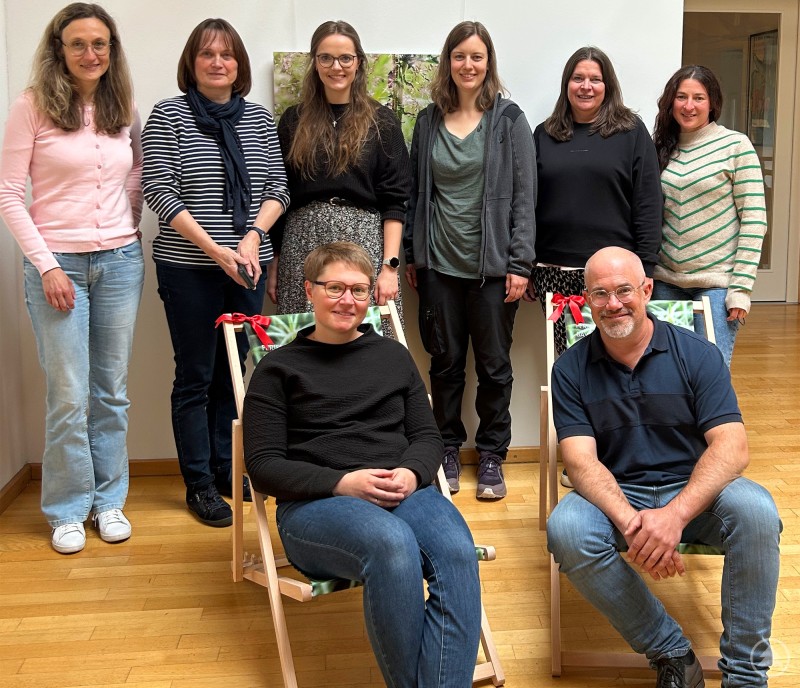 Teresa Schreib (vorne links) wurde im Kreis ihrer Kolleginnen und Kollegen der Ferienregion Nationalpark Bayerischer Wald und der Nationalparkverwaltung herzlich verabschiedet. Gruppenfoto von Teresa Schreib mit Kolleginnen und Kollegen anlässlich ihres Abschieds bei der Ferienregion Nationalpark Bayerischer Wald.