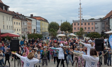 Demokratie bewegt: Tanz-Flashmob eröffnet die Wochen der Begegnung