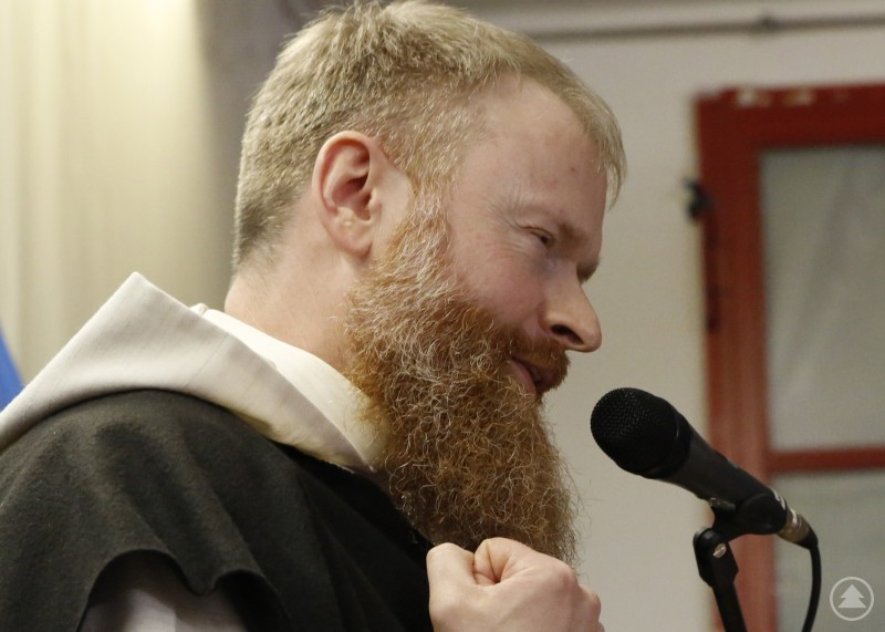 Bruder Markus holte den rechten Haken heraus. Für den verbalen Rundumschlag und um die Mass mit dem Löwen zu ergreifen. Ein Mann im Mönchsgewand mit langem Bart spricht in ein Mikrofon und hält die Hand an seine Kutte.
