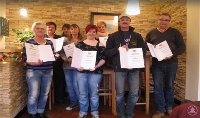 Die Gründer von WAIDLER-HELFEN von links nach rechts: Susanne Müller, Andrea Weber, Florian Weber, Monika Schäffner, Isabella Blöchinger, Tanja Hackl, Lothar Beckert, Adolf Blöchinger (nicht auf dem Foto: Nicole Hölzl, Manuela Blob)