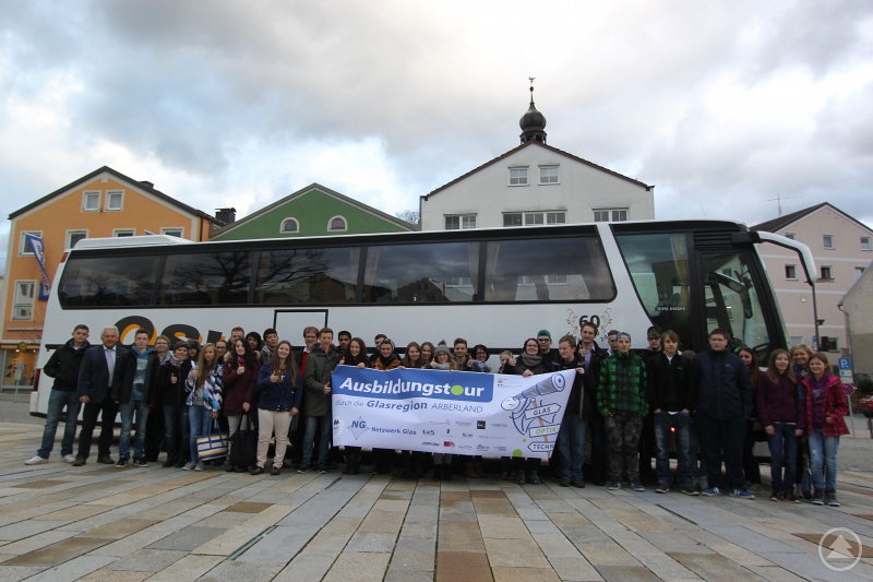 Die Idee, bei einer Ausbildungstour die Glasbetriebe im ARBERLAND und ihre Berufschancen kennenzulernen, kam an bei den Jugendlichen. Einen Tag lang erkundeten sie bei der Aktion des Netzwerks Glas zusammen die Glasunternehmen.