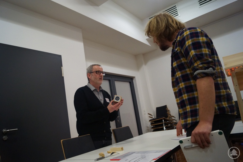 Georg Gartner von der Mittelschule Jandelsbrunn führt Jurymitglied Uli Hansel eines der Werkstücke vor.