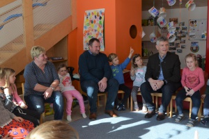 MdL Waschler und Bürgermeister Freund besuchen Kindergarten