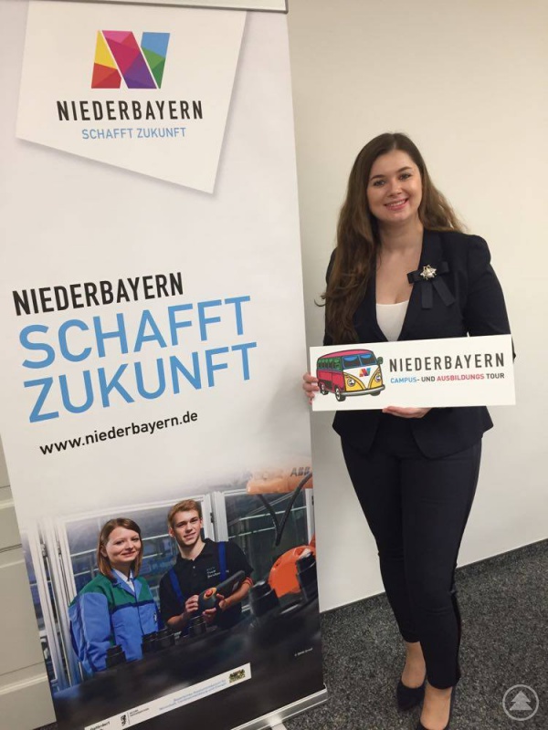 Christina Tanosova, Geschäftsführerin des Niederbayern-Forums präsentiert das Maskottchen des Projekts, den Niederbayern-Bulli, der virtuell durch den Regierungsbezirk und in die näher liegenden Ballungsgebiete fährt, um junge Leute und angehende Schulabsolventen für eine Ausbildung oder ein Studium in Niederbayern zu begeistern.