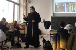 Junger Benediktinermönch informiert Grafenauer Gymnasiasten über ein Leben im Kloster Anno Domini 2021