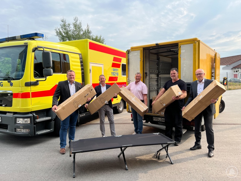 Bei der Übergabe der Feldbetten – v.L. Stefan Behringer (Präsident elect 22/23 Rotary FRG), Johannes Huber (Modehaus Garhammer), Winfried Stadler (Rettungsdienst, Pastpräsident 21/22 Rotary FRG), Stephan Götz, Dietmar Attenbrunner (Präsident 22/23 Rotary FRG)