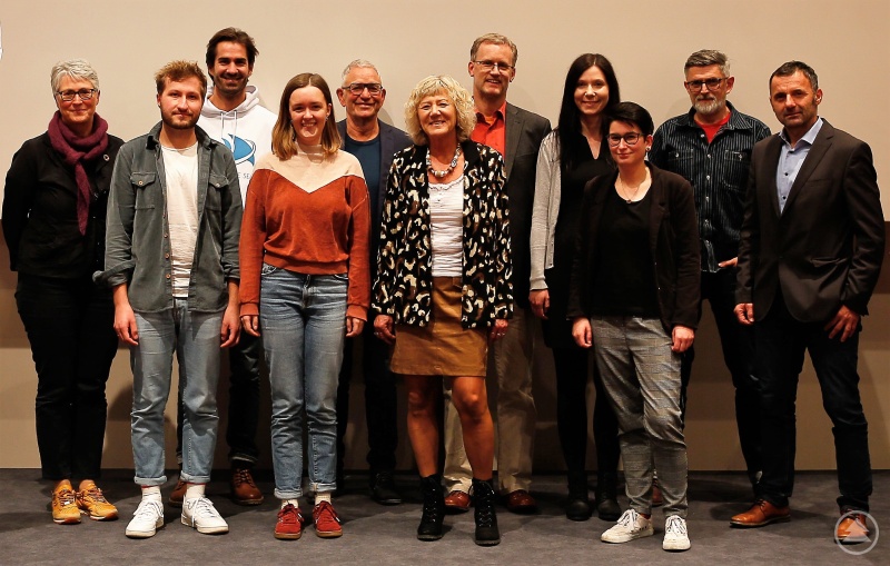 Freuten sich über das große Interesse am Global Day: Stellvertreterin des Landrats des Landkreises Freyung Grafenau Hilde Greiner (Mitte) zusammen mit Filmschaffenden und Experten und den Organisatoren des Global Days von Engagement Global, NaturVision Filmfestival, Nationalpark Bayerischer Wald und dem Landratsamt.