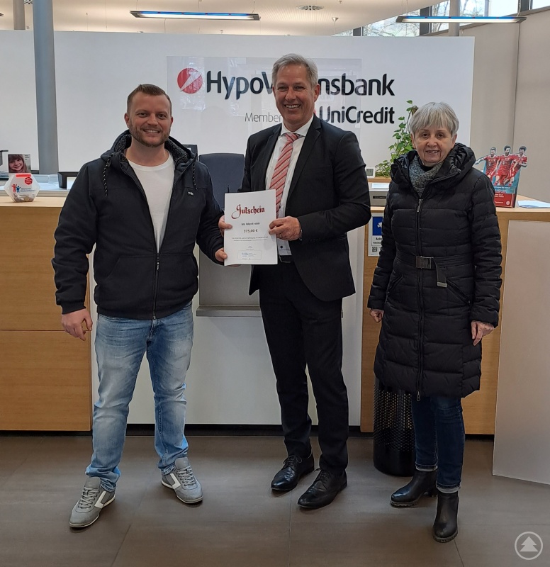 Von links, Andreas Effenberger (Leiter Lukas-Kern-Kinderheim), Rainer Fürlinger (Leiter der HypoVereinsbank Filiale Passau), Sissi Geyer (ehrenamtliche Verwaltungsrätin der Bürgerlichen Waisenhausstiftung)