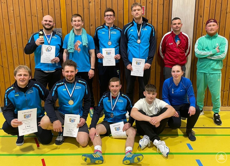 Das erfolgreiche Männerteam mit ihren Betreuern.