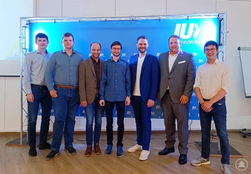 Die Delegierten des JU-Kreisverbandes Freyung-Grafenau mit dem wiedergewählten Bezirksvorsitzenden Michael Fuchs (3. v. re.): Michael Scherzer (1. v. li.), Martin Höppler (2. v. li.), Dr.-Ing. Sebastian Weber (3. v. li.), Bezirksschriftführer Sebastian Graup (4. v. li.), der neugewählte stellvertretende Bezirksvorsitzende Christoph Weishäupl (2. v. re.) und der bisherige stellvertretende Bezirksvorsitzende Carlo Schöpp (1. v. re.).