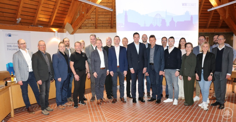 Das IHK-Gremium Freyung-Grafenau um Vorsitzenden Jürgen Greipl (10.v.l.) diskutierte mit Landrat Sebastian Gruber (12.v.l.) über die aktuellen Herausforderungen der regionalen Wirtschaft