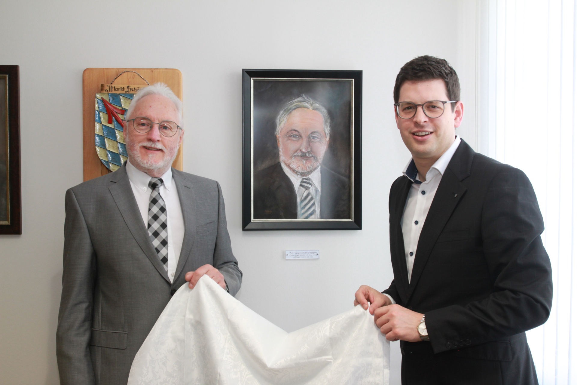 Peter Siegert (v.l.) und Nachfolger Martin Pichler enthüllten das von Gerhard Steppes-Michel geschaffene Gemälde, das dem Altbürgermeister einen ehrenden Platz im Bürgermeisterbüro einräumt.