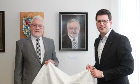 Enthüllung im Schönberger Rathaus