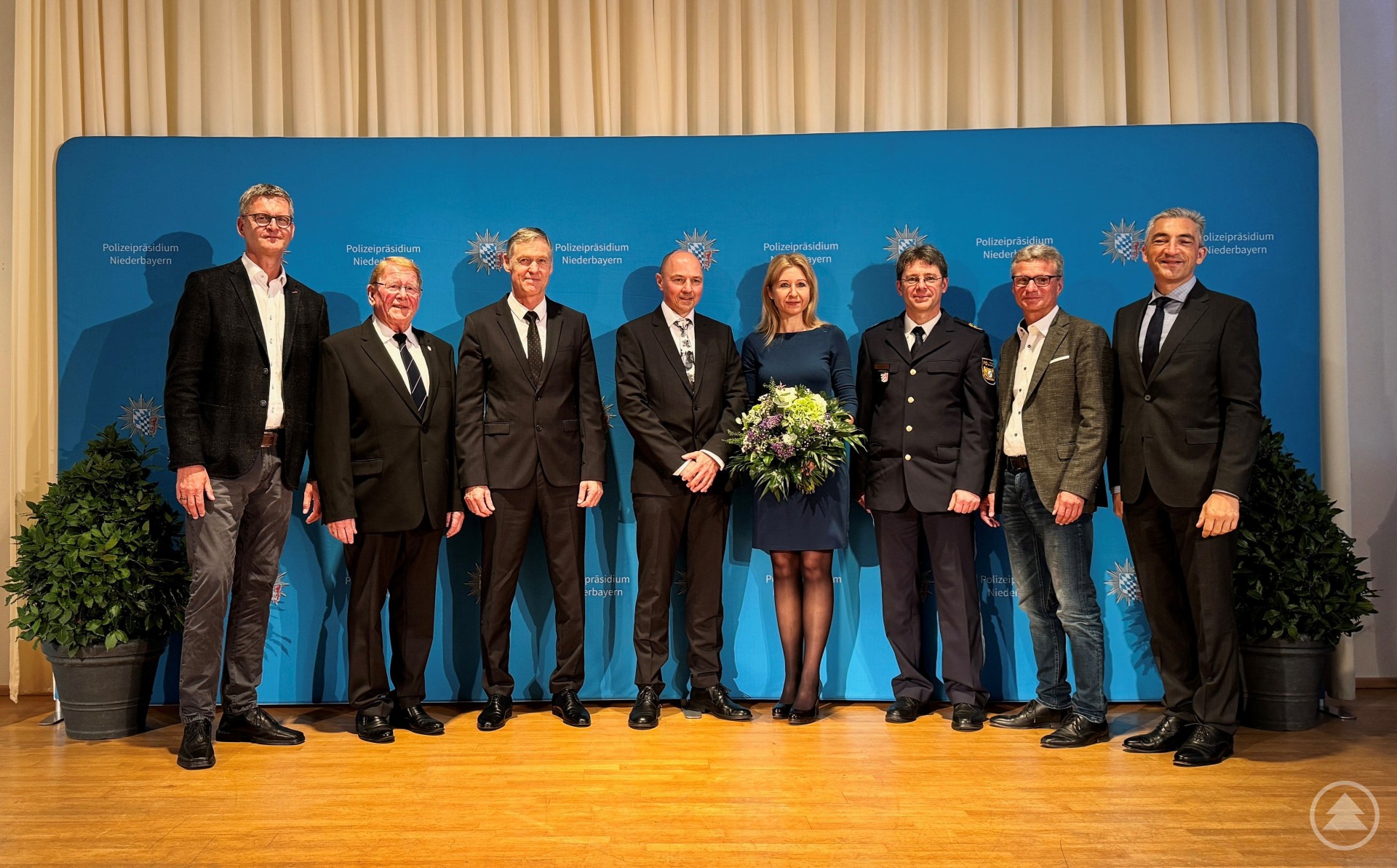 v.l.n.r.: EPHK Andreas Holzhausen, 2. Bürgermeister Günther Pammer, EKHK Arno Bogner, EKHK Andreas Polke mit Ehefrau, PP Roland Kerscher, Landrat Bernd Sibler, Landrat Dr. Ronny Raith