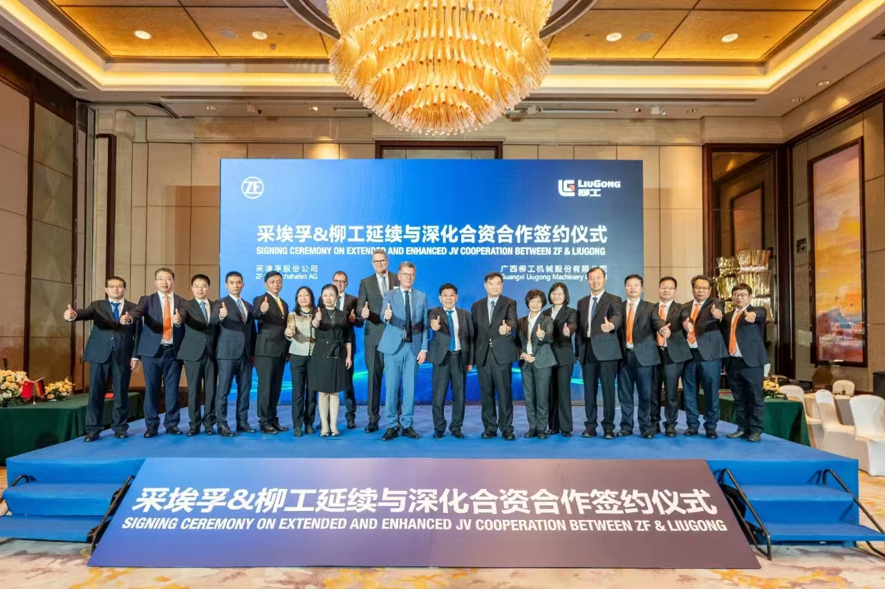 Die Passauer Delegation mit dem Leiter der Division Industrietechnik Andreas Moser (Bildmitte) bei der feierlichen Zeremonie mit Partner LiuGong, dem weltweit größten Hersteller von Radladern.