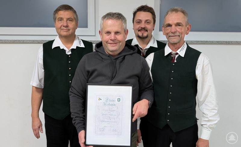 Zum Bild von Links: 1. Schützenmeister Herbert Lorenz, Ehrenschützenmeister Günter Kaufmann, 3. Schützenmeister Markus Lorenz und 2. Schützenmeister Johann Rymsza. Ehrenschützenmeister_Vorschau.jpg