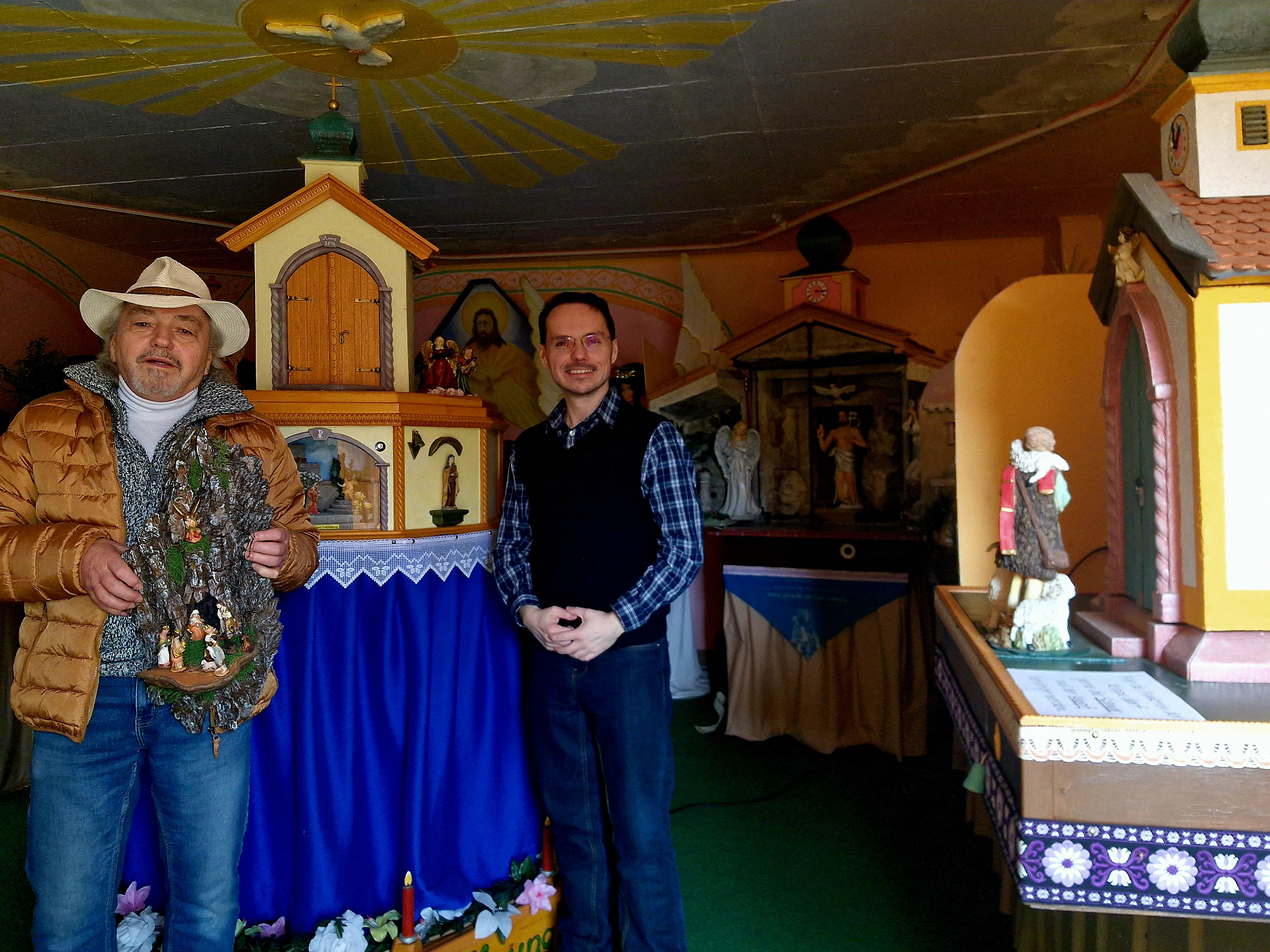 Gerhard Kufner (links) und Roland Kufner (rechts) in ihrem Krippenraum