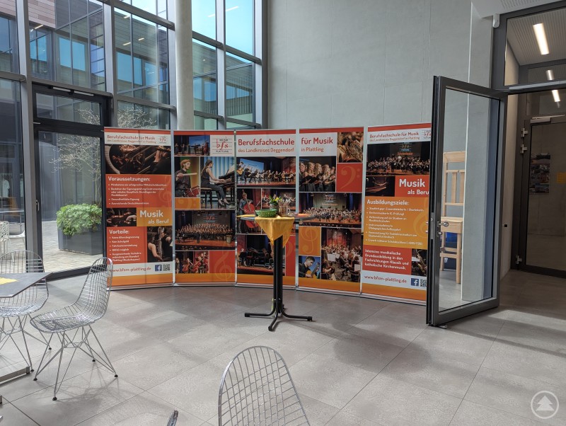 Im Foyer gab es Bar-Musik, gemütliche Sitzgelegenheiten und viele Möglichkeiten, ins Gespräch zu kommen