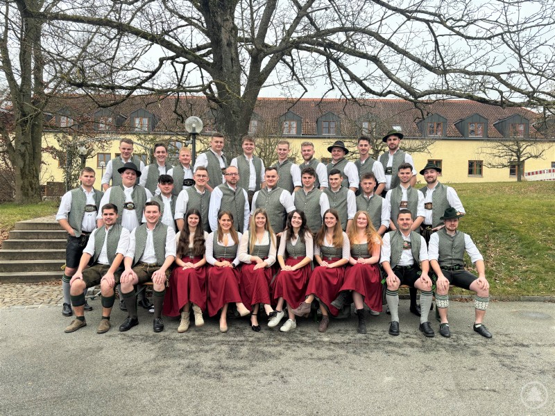 Aktuelle Studierendengruppe der HLS Rotthalmünster in traditioneller Tracht Gruppe junger Studierender der HLS Rotthalmünster in Tracht vor dem Schulgebäude