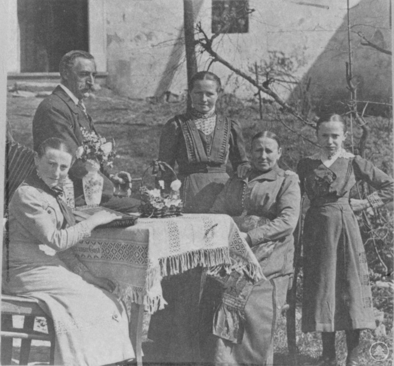 Familie Petzi, links Katharina Petzi und Josef Petzi Schwarzweißfoto einer bäuerlichen Familie vor einem Bauernhaus, vermutlich aus der ersten Hälfte des 20. Jahrhunderts.