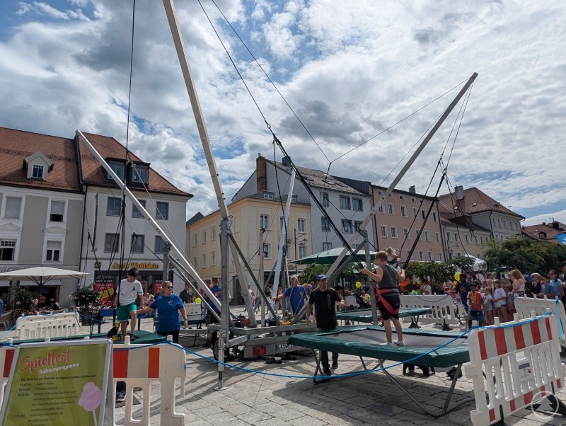 1, 2, Sprung! Hoch hinaus ging es mit dem Bungeetrampolin am Oberen Stadtplatz Bungeetrampolin am Oberen Stadtplatz