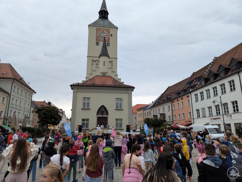 Der Tanz-Flashmob im Zeichen der gelebten Demokratie war ein gelungener Auftakt für die Eröffnung Wochen der Begegnung mit Tanz-Flashmob in Deggendorf